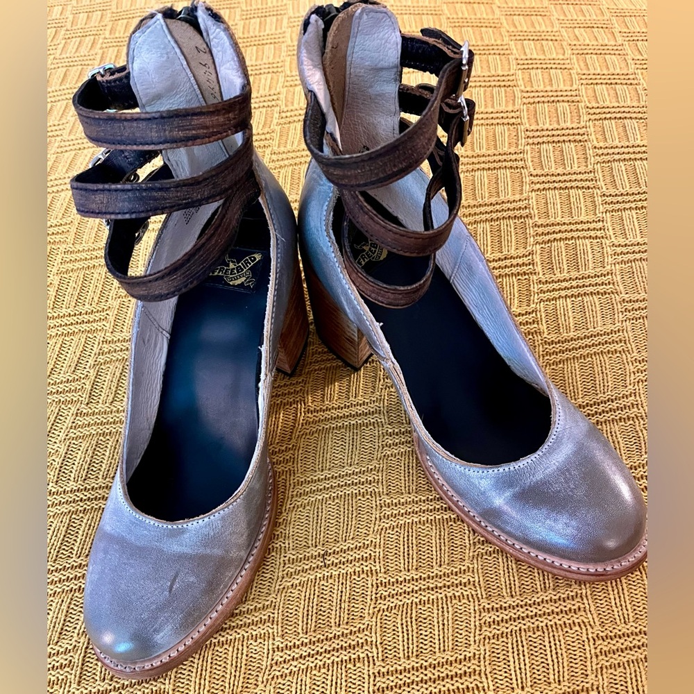 Freebird Grey w/brown detail. Cute, funky, stylish, chic!